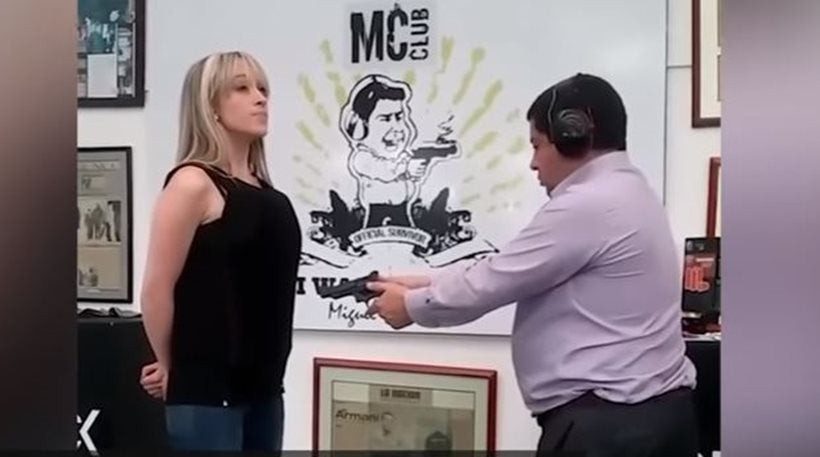 Γυναίκα δέχεται να την πυροβολήσει ο σύζυγός της για τον πιο τρελό λόγο! (βίντεο)